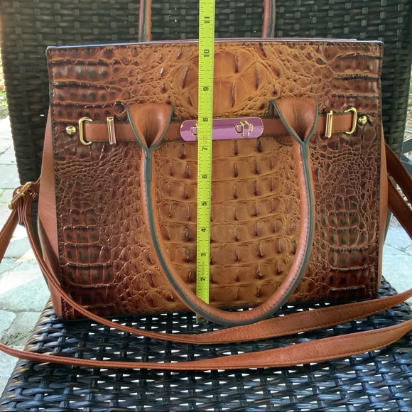 Crocodile Textured Structured Handbag - Picture 4 of 7